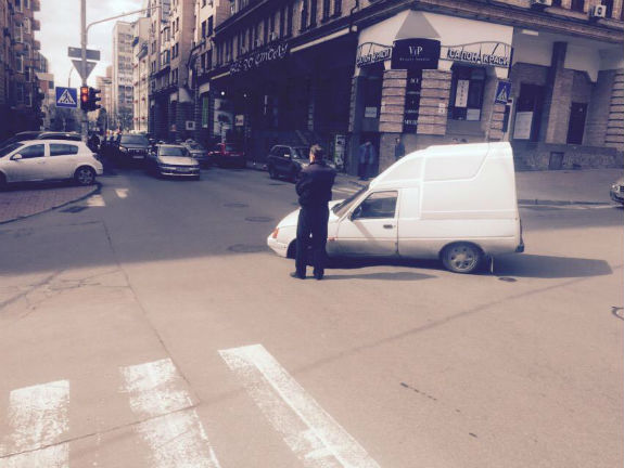 В центрі Києва провалився асфальт: під землю пішов автомобіль  - фото 2
