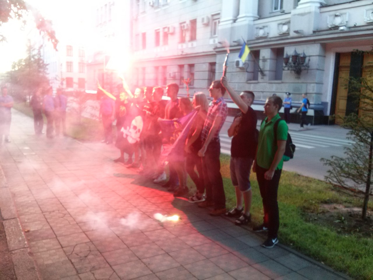У Харкові біля главку поліції запалили фаєри  - фото 2