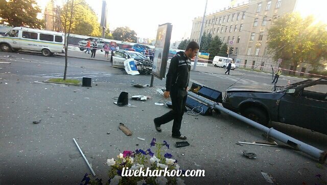 Опубліковані фото з місця страшної аварії з копами у Харкові  - фото 5