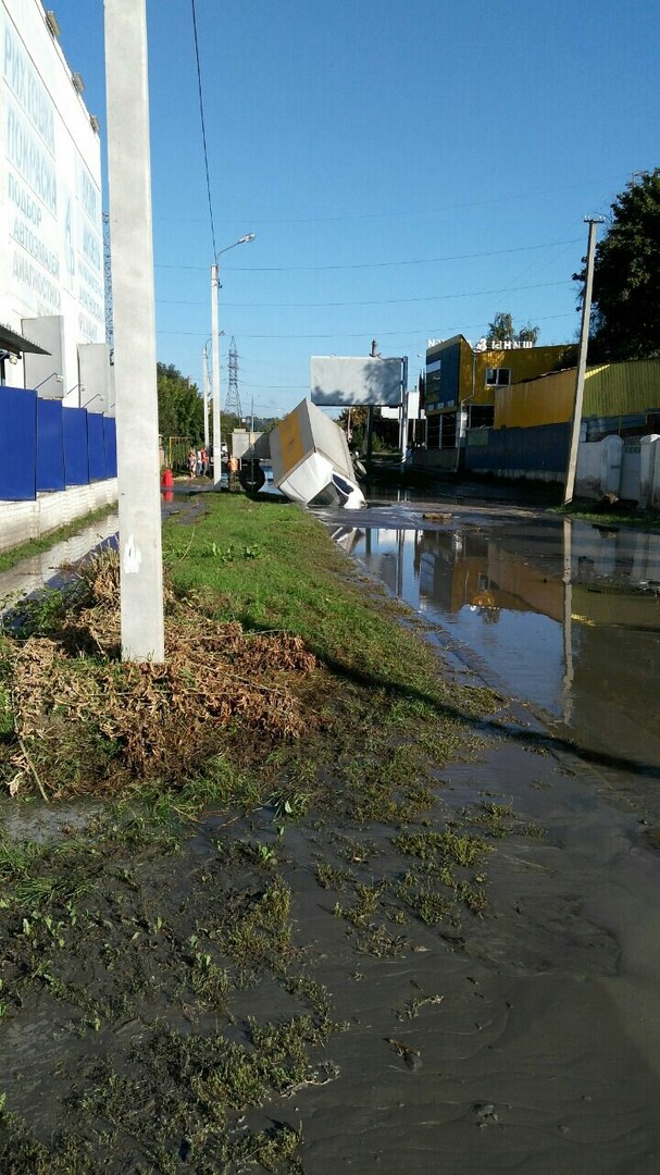 В Харькове автомобиль провалился в асфальт В Харькове автомобиль провалился в асфальт