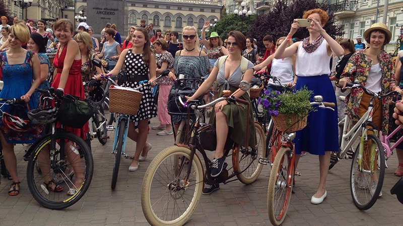 У Києві дівчата та бабусі влаштували велозаїзд на підборах  - фото 1