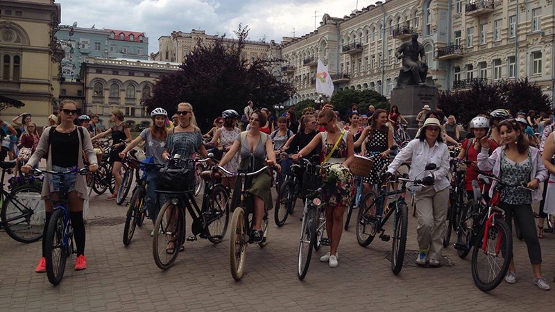 У Києві дівчата та бабусі влаштували велозаїзд на підборах  - фото 3