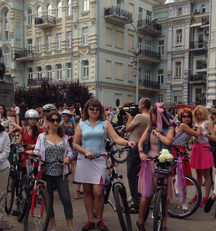У Києві дівчата та бабусі влаштували велозаїзд на підборах  - фото 4