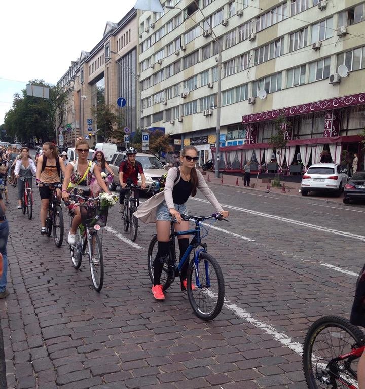 У Києві дівчата та бабусі влаштували велозаїзд на підборах  - фото 2