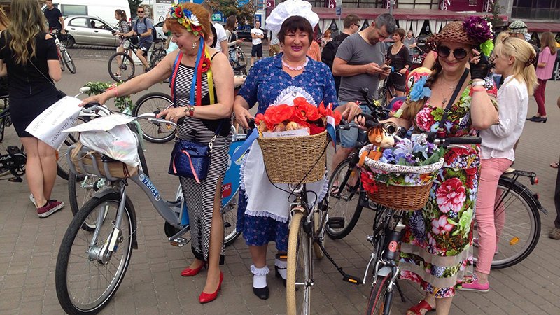 У Києві дівчата та бабусі влаштували велозаїзд на підборах  - фото 5