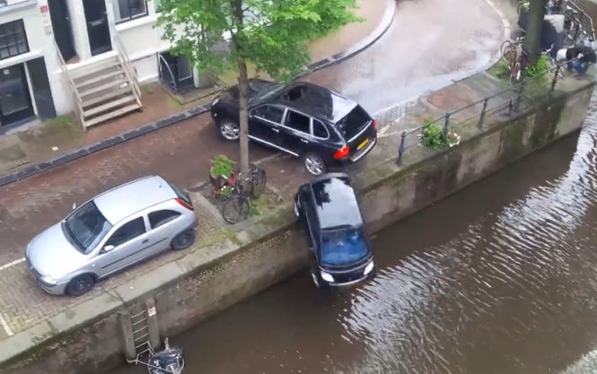 В Амстердамі Porsche Cayenne втопив у каналі Smart - фото 1