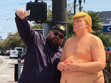 У містах США з'явився голий Трамп без чоловічого органу  - фото 5