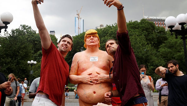 У містах США з'явився голий Трамп без чоловічого органу  - фото 1