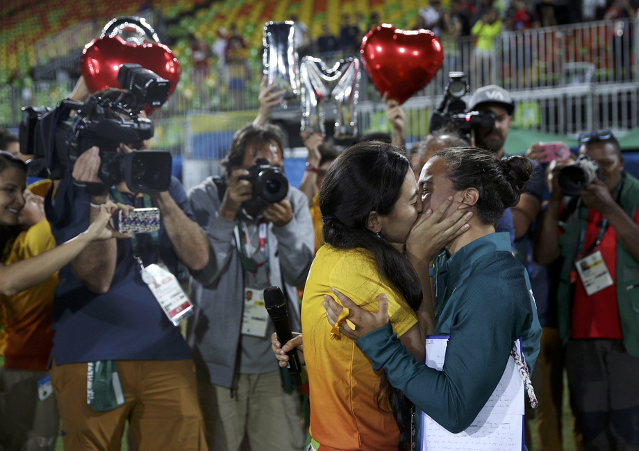 Як регбістка з Бразилії "смачно" поцілувала дівчину-волонтера - фото 1