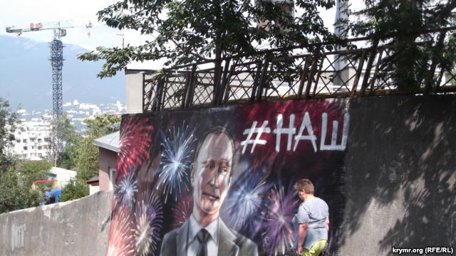 До приїзду Путіна в Криму розмалювали стіни потворними портретами "царя"  - фото 5
