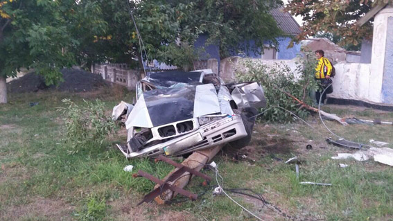 Моторошне ДТП на Миколаївщині: "BMW" зніс електроопору, водій загинув - фото 2