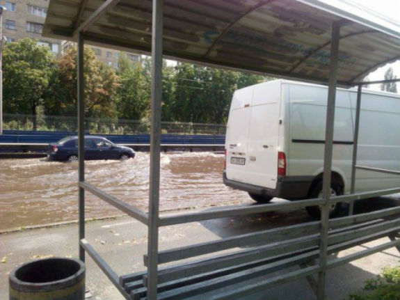 Після сильної зливи у Києві на дорогах плавають автомобілі (ФОТО) - фото 1
