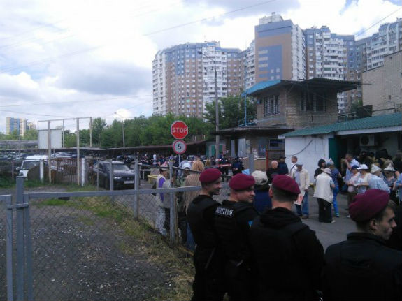 З`явилися фото наслідків вибуху на автостоянці у Києві (18+) - фото 1