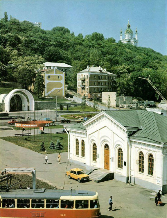 Як кілька десятиліть тому виглядала Поштова площа у Києві - фото 1