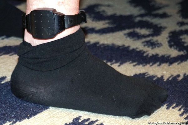 Корбан у Дніпропетровську показав електронний браслет під шкарпетками - фото 1