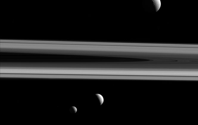 NASA опублікувало унікальний знімок відразу трьох "місяців" Сатурна - фото 1