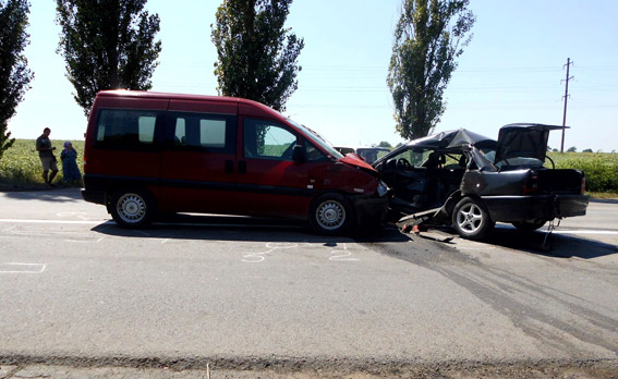 На Миколаївщині в результаті ДТП розтрощено шість авто, п'ятеро людей у лікарні - фото 2