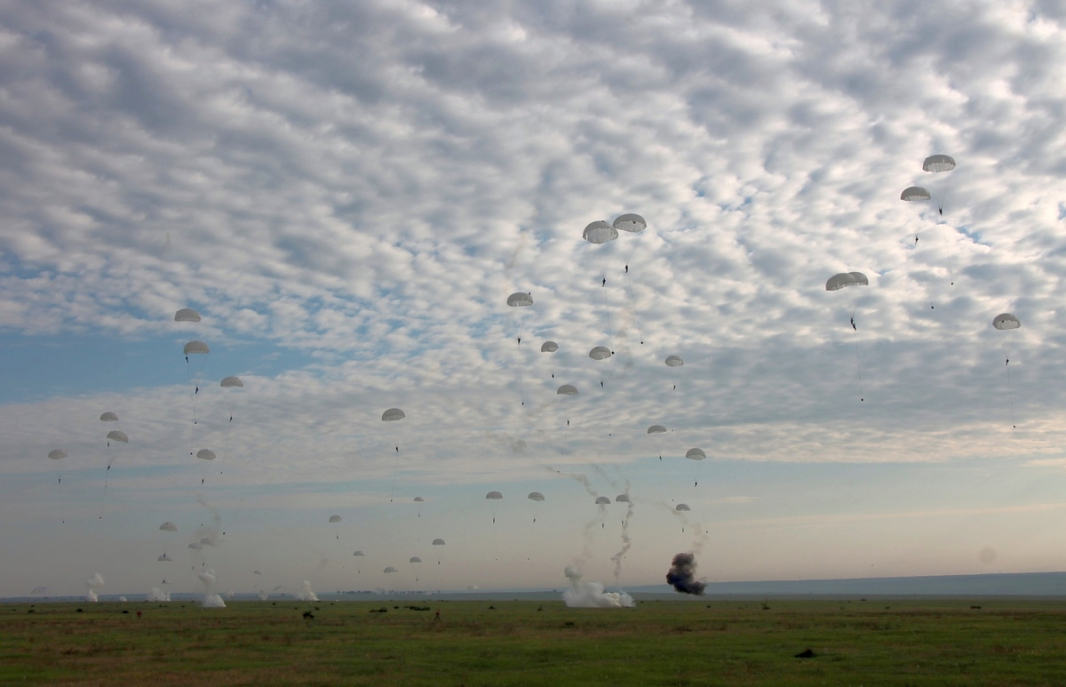 З'явилися фото наймасовішого стрибку з парашутами миколаївської 79-ки