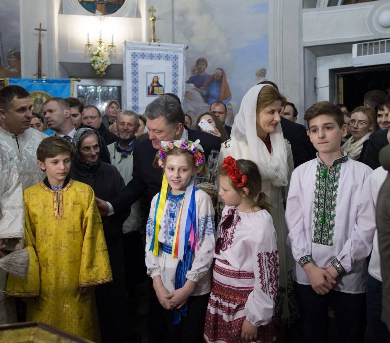 Президентське подружжя у Великодню ніч помолилося за Україну - фото 4