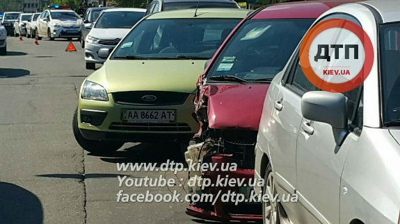 У Києві масштабна ДТП: зіткнулися одразу 12 авто  - фото 1