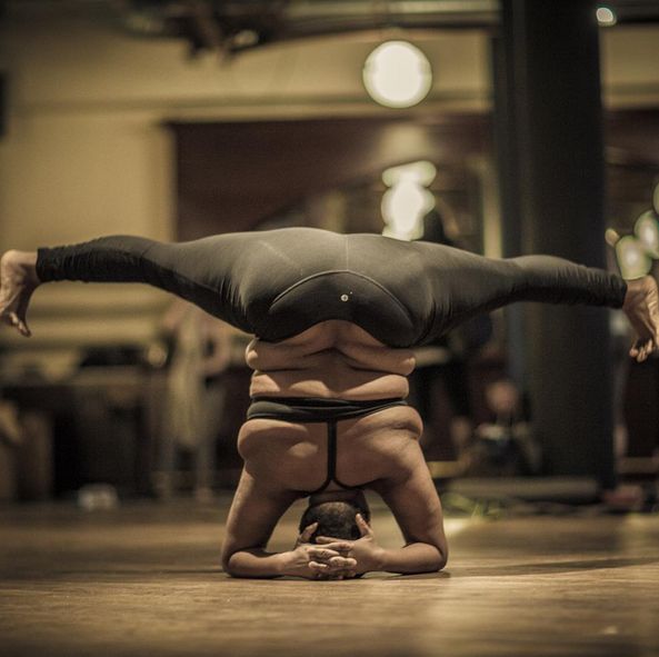 Апетитна американка-інструтор з йоги своїми формами ламає стереотипи - фото 1