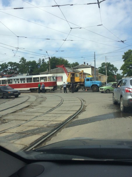 На Москалівці трамвай злетів з рейок при повороті  - фото 2