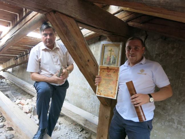 У дах Кафедрального собору в Ужгороді на 200-300 років заклали "капсулу часу"  - фото 2