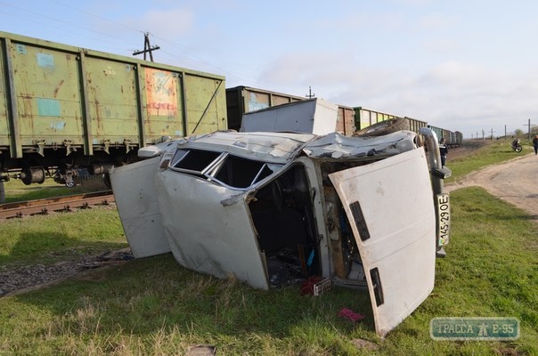 На Одещині автомобіль з чотирма пасажирами потрапив під колеса поїзда (ФОТО) - фото 3