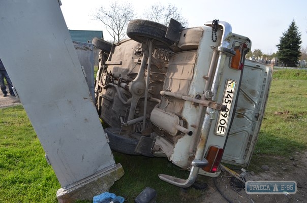 На Одещині автомобіль з чотирма пасажирами потрапив під колеса поїзда (ФОТО) - фото 1
