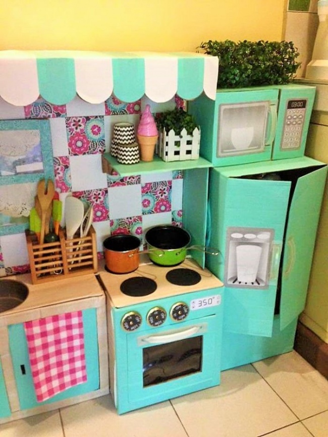 Як мама зробила дивовижну міні-кухню для доньки із картонних коробок  - фото 7