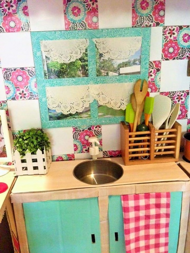 Як мама зробила дивовижну міні-кухню для доньки із картонних коробок  - фото 6