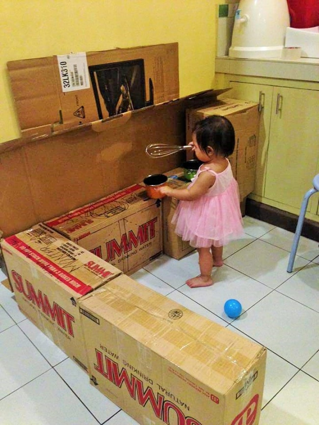 Як мама зробила дивовижну міні-кухню для доньки із картонних коробок  - фото 2