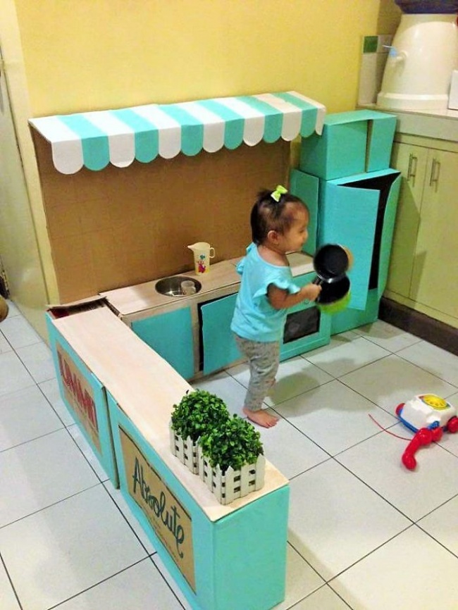 Як мама зробила дивовижну міні-кухню для доньки із картонних коробок  - фото 4