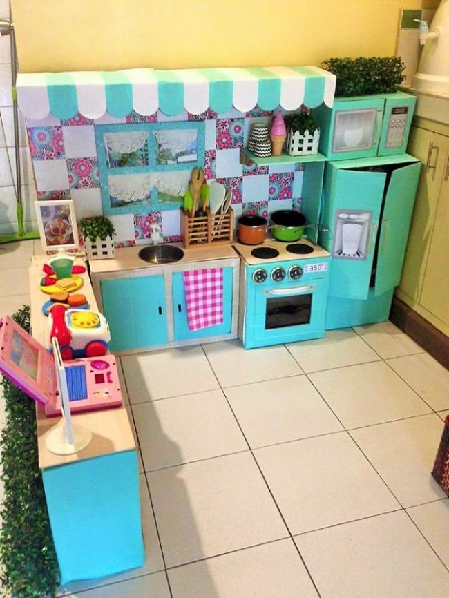 Як мама зробила дивовижну міні-кухню для доньки із картонних коробок  - фото 5
