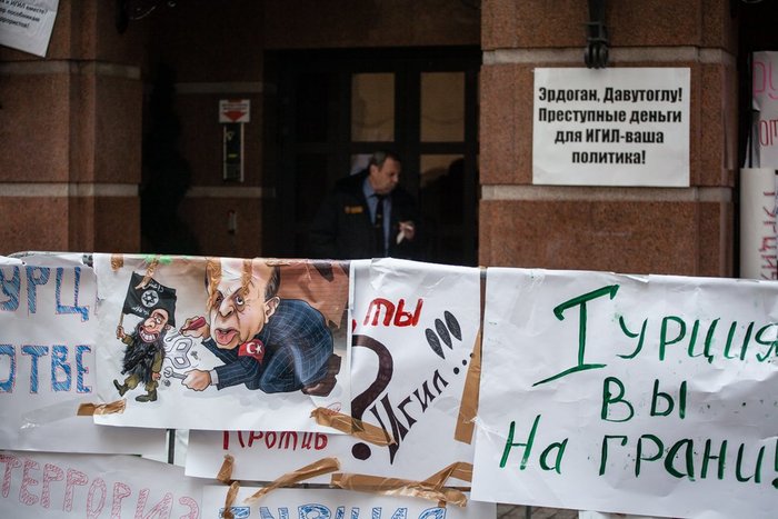 У Москві закидали камінням турецьке посольство  - фото 2
