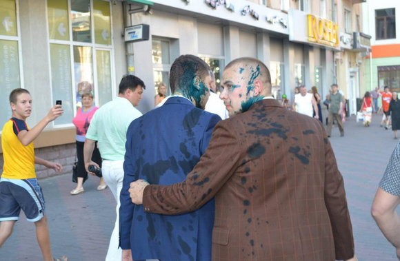 Друзів Медведчука знову облили зеленкою у Вінниці - фото 2