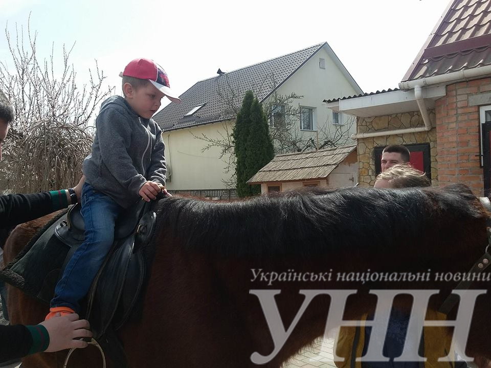 У Вінниці особливих дітей покатали на конях - фото 2