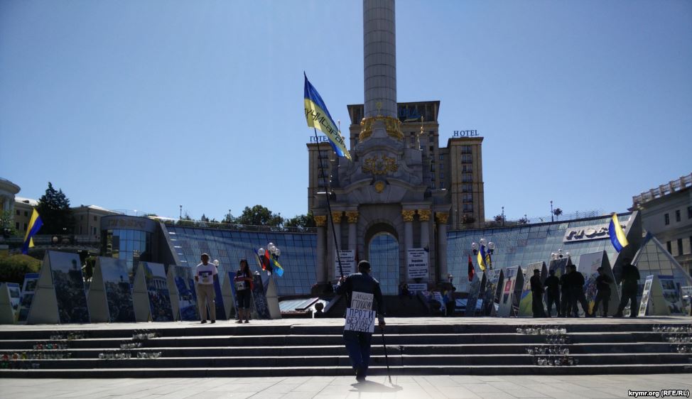 Кримський татарин тиждень голодує на Майдані (ФОТО) - фото 1