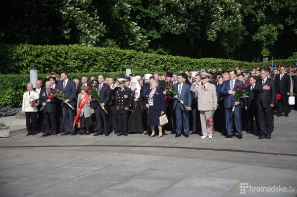 Порошенко на колінах та молитва за Україну: Як у Києві святкують 9 травня - фото 2