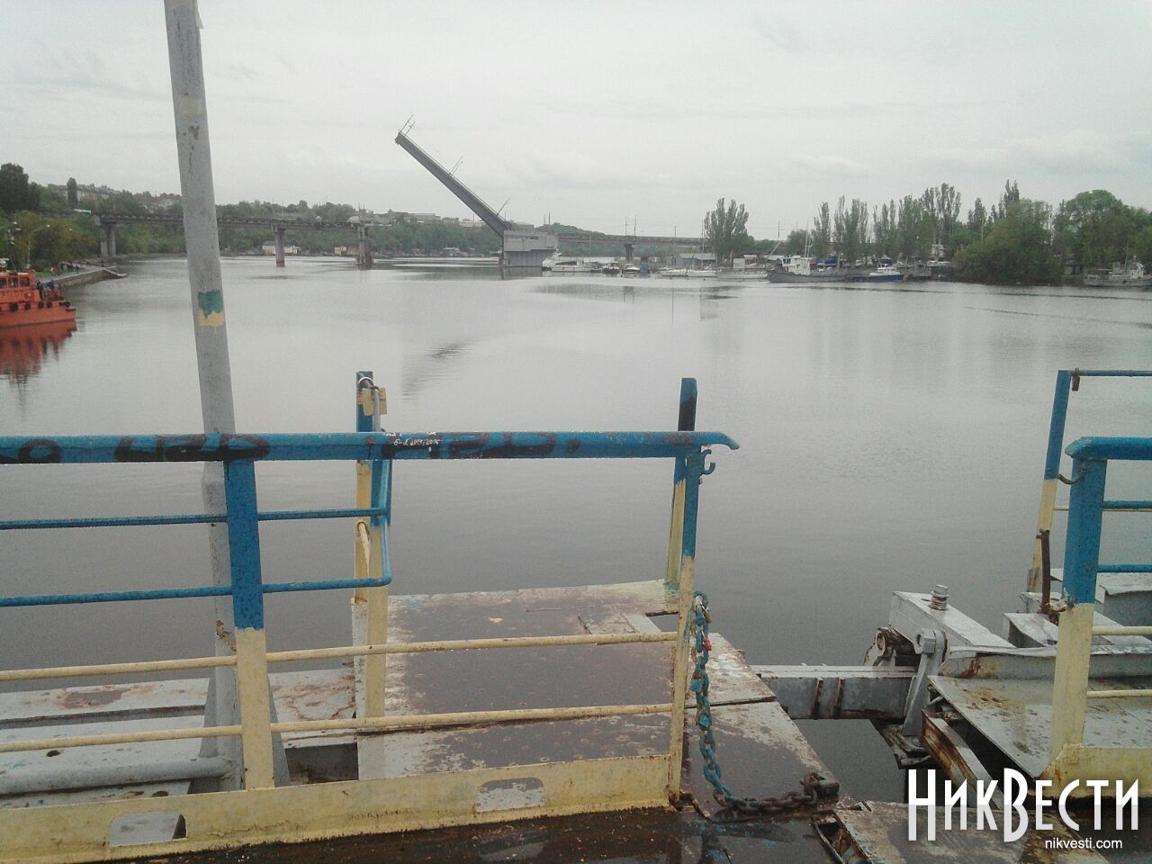 У Миколаєві працівники заводу не дають розвести міст