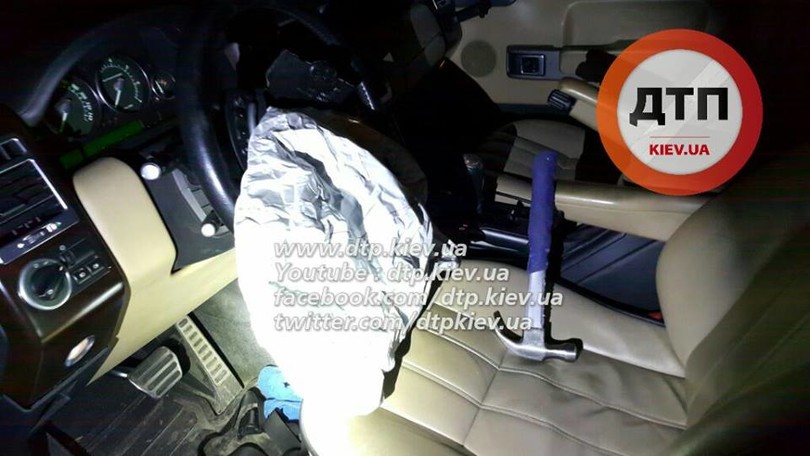 У Києві озброєні грабіжники протаранили авто поліцейських  - фото 2