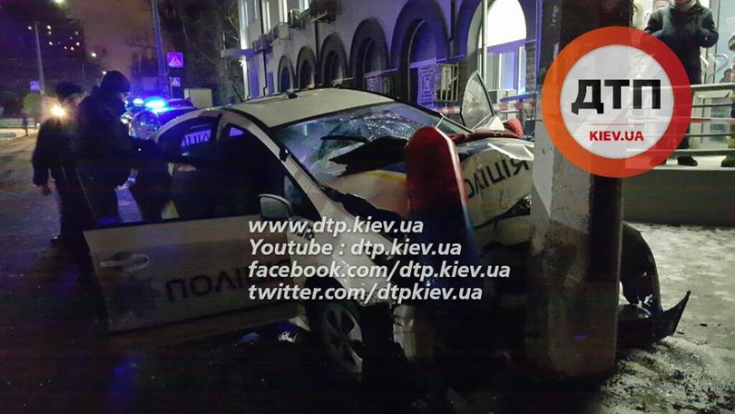 У Києві озброєні грабіжники протаранили авто поліцейських  - фото 3