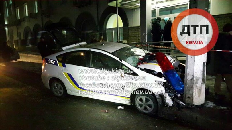 У Києві озброєні грабіжники протаранили авто поліцейських  - фото 4