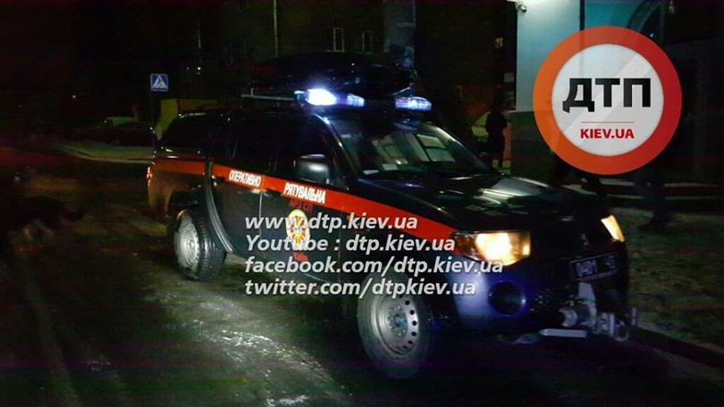 У Києві озброєні грабіжники протаранили авто поліцейських  - фото 6