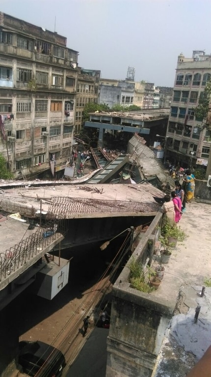 В Індії естакада впала на шосе: 14 загиблих, 150 - під завалами - фото 1