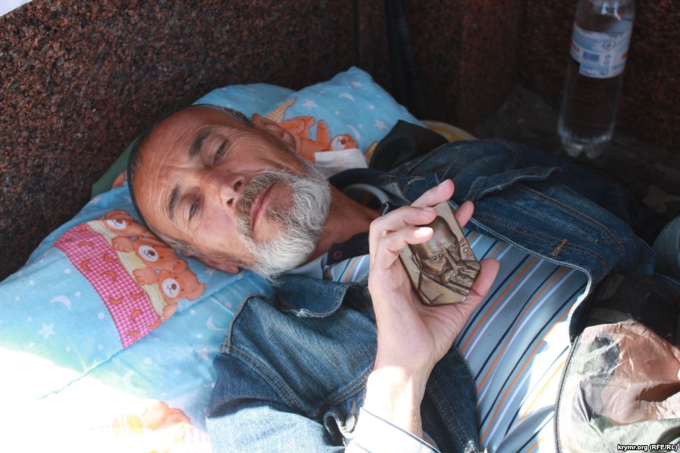 Кримський татарин тиждень голодує на Майдані (ФОТО) - фото 2
