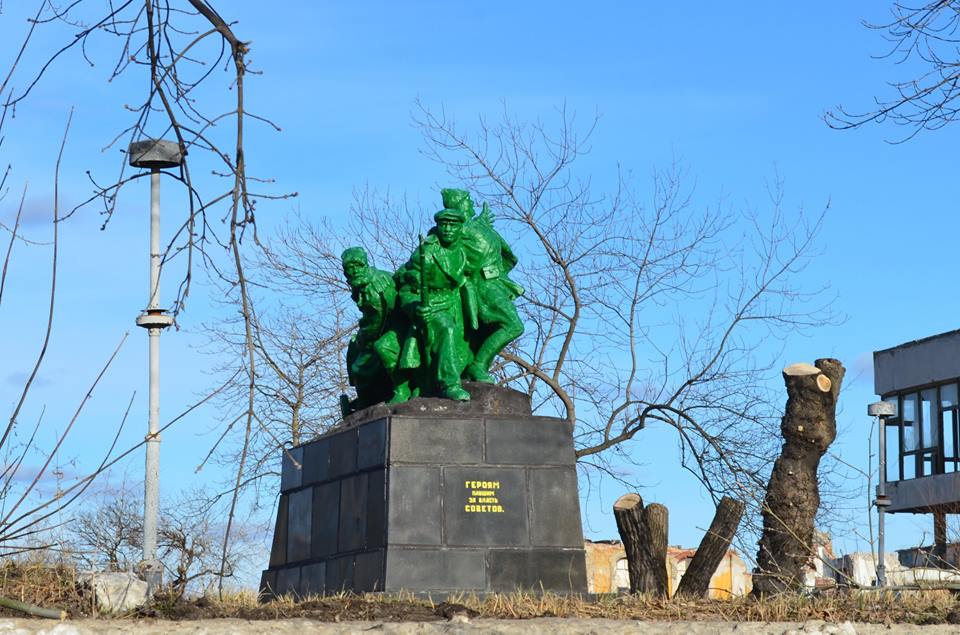 Пам`ятник "зеленим чоловічкам" у Лисичанську підняли на сміх - фото 1