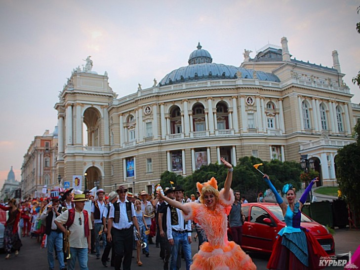 На честь ювілею театра Музкомедії по Одесі маршем пройшли театрали - фото 3