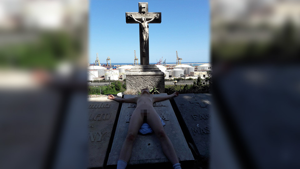 Російська порнозірка роздяглася на барселонському кладовищі (18+ ФОТО) - фото 2