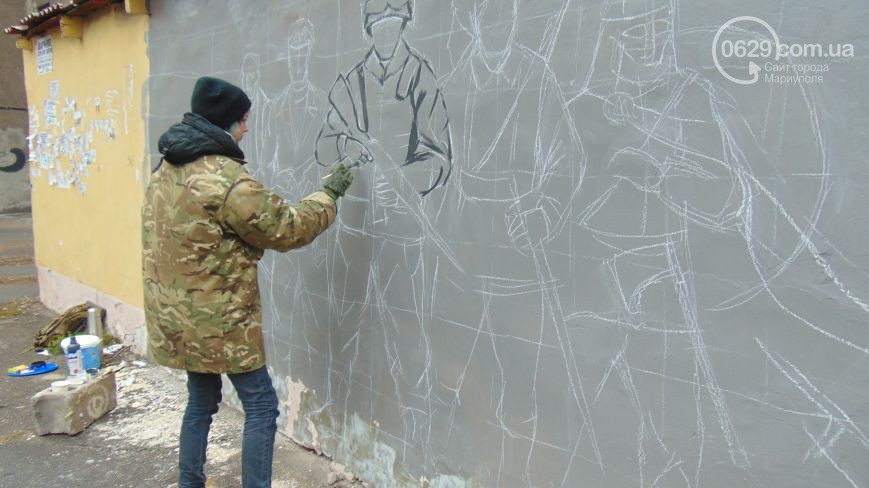 Боєць полку "Азов" прикрасив стіни МаріуполЯ патріотичним графіті (ФОТО) - фото 2